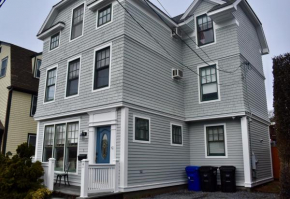 Modern Cottage Downtown NPT-Waites Wharf Cottage RE05618-STR